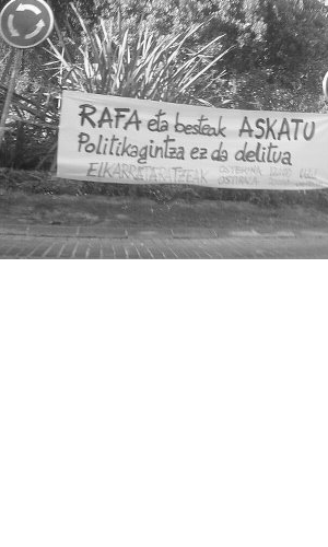 El PSE-EE de Lasarte-Oria exige la retirada de carteles en favor de los presos por parte del Ayuntamiento.

